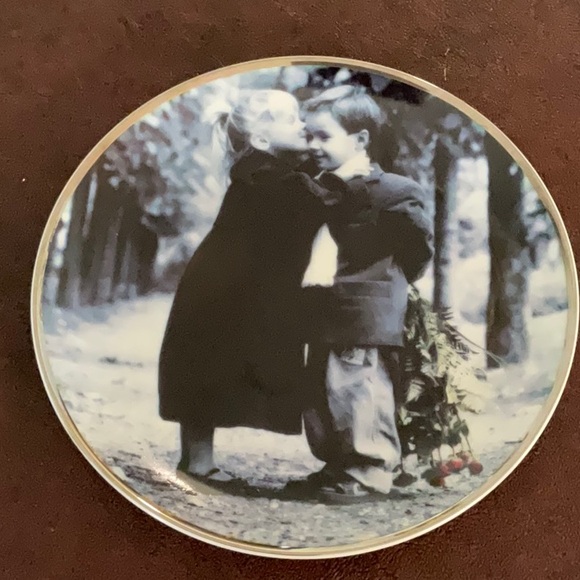 Kim Anderson Plate “Sealed With A Kiss “ - Picture 1 of 2